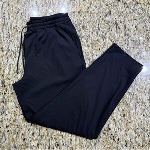 Lululemon Tapered-Leg Mid-Rise
Pant 7/8 Length *Luxtreme - size Small
